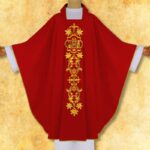 Casulla roja bordada IHS en marco