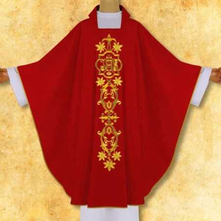 Casulla roja bordada IHS en marco