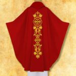 Casulla roja bordada IHS en marco