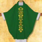 Casulla verde bordada IHS en marco