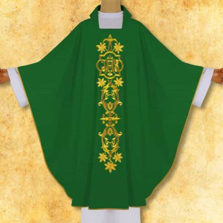 Casulla verde bordada IHS en marco