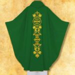 Casulla verde bordada IHS en marco