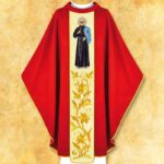 Casulla roja bordada de San Maximiliano Kolbe