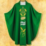 Casulla bordada verde