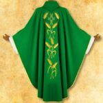 Casulla bordada verde