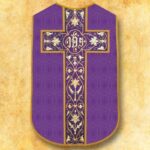 Casulla romana réplica morada IHS
