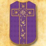 Casulla romana réplica morada IHS