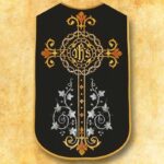 Casulla romana réplica negra Cruz e IHS