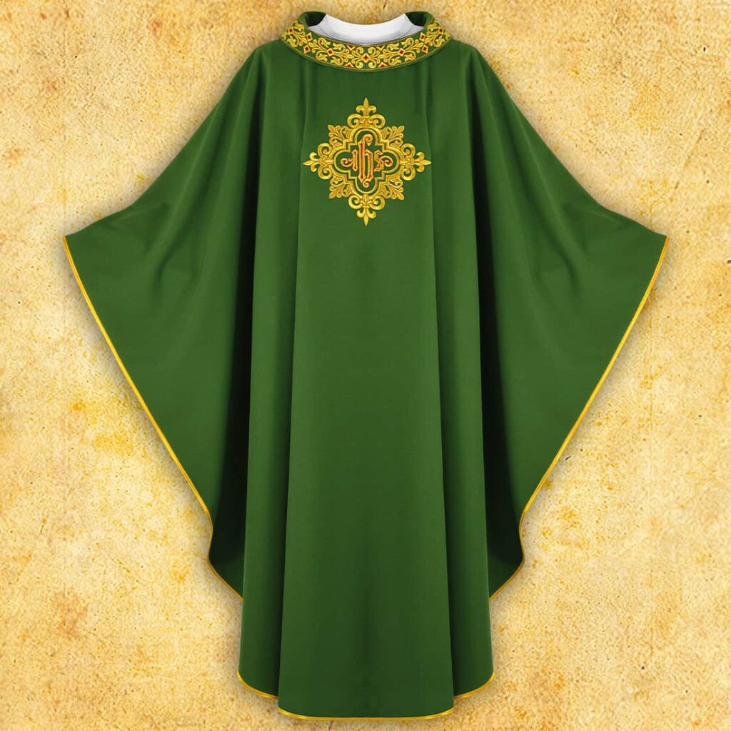 Casulla bordada con IHS en verde