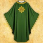 Casulla bordada con IHS en verde
