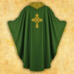 Casulla bordada con IHS en verde