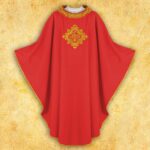 Casulla bordada con IHS roja