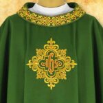 Casulla bordada con IHS en verde