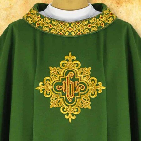 Casulla bordada con IHS en verde