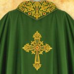 Casulla bordada con IHS en verde