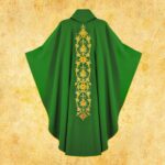 Casulla bordada verde IHS
