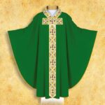 Casulla bordada verde