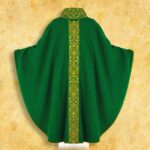 Casulla bordada verde