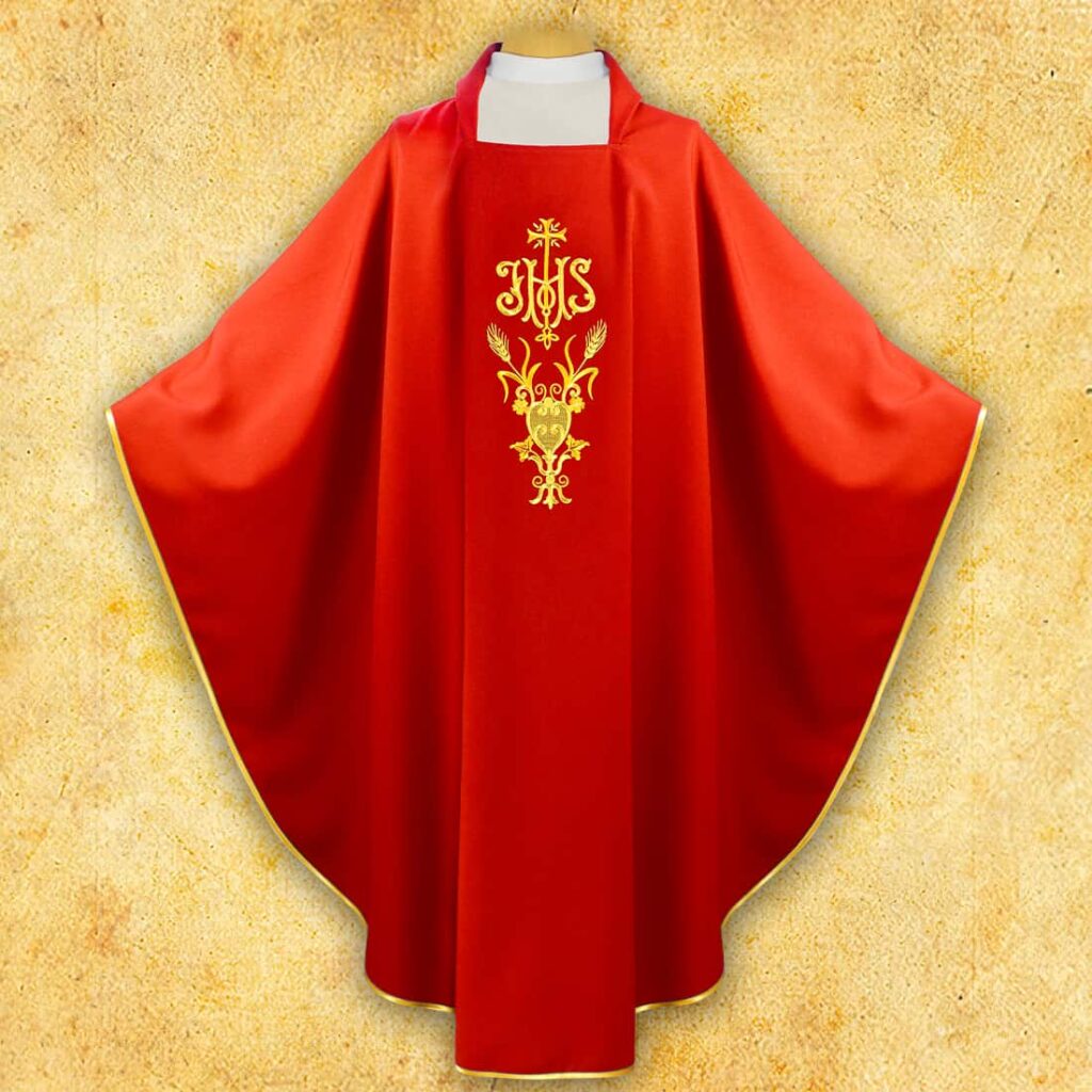 Casulla bordada con IHS roja Casulla bordada con IHS roja