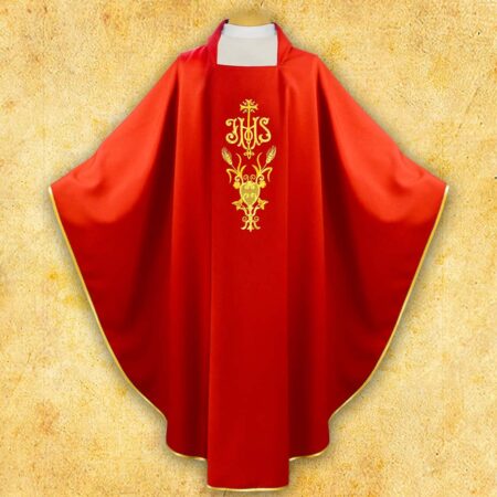 Casulla bordada con IHS roja