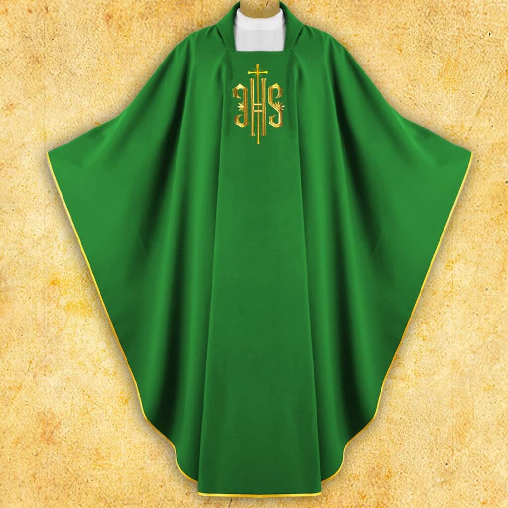 Casulla bordada con IHS verde