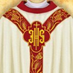 Casulla bordada litúrgica en color ecru con síVirgen Maríaolo IHS