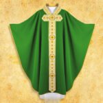 Casulla bordada verde