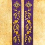 Estola bordada litúrgica IHS morada