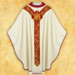 Casulla bordada litúrgica en color ecru con síVirgen Maríaolo IHS
