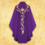 Casulla bordada IHS morada