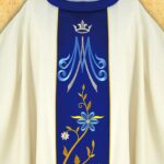 Casulla con bordado mariano