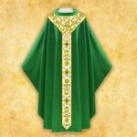 Casulla bordada verde con pasamanería dorada