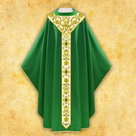 Casulla bordada verde con pasamanería dorada