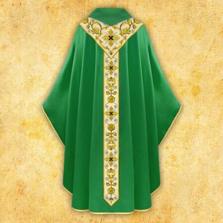 Casulla bordada verde con pasamanería dorada