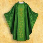 Casulla verde con pasamanería bordada