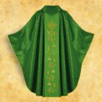 Casulla verde con pasamanería bordada