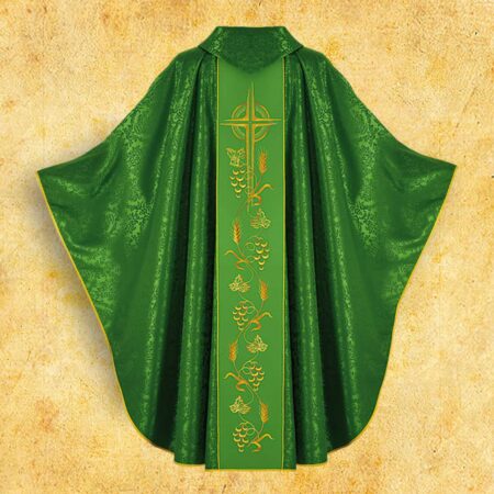 Casulla verde con pasamanería bordada