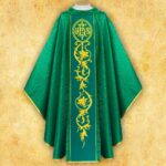 Casulla verde con pasamanería bordada
