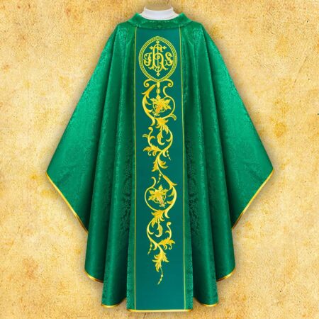Casulla verde con pasamanería bordada