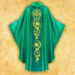 Casulla verde con pasamanería bordada