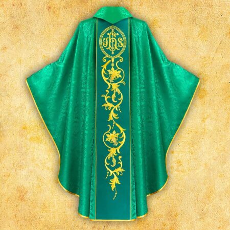 Casulla verde con pasamanería bordada
