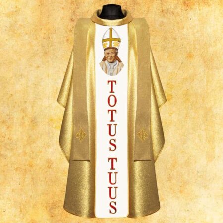 Casulla dorada con imagen bordada San Juan Pablo II