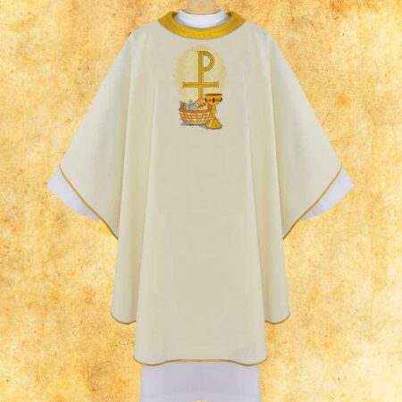 Casulla bordada ecru con cuello dorado