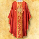 Casulla litúrgica roja con IHS