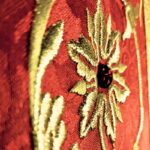 Casulla litúrgica roja con IHS