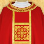 Elegante casulla bordada roja