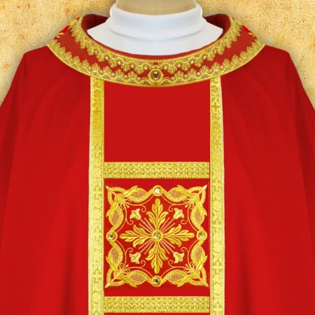 Elegante casulla bordada roja