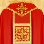 Elegante casulla bordada roja