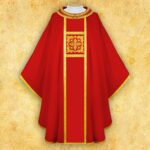 Elegante casulla bordada roja