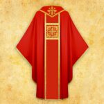Elegante casulla bordada roja